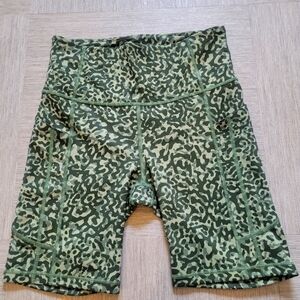 Athleta green camo 7" compression shorts size S